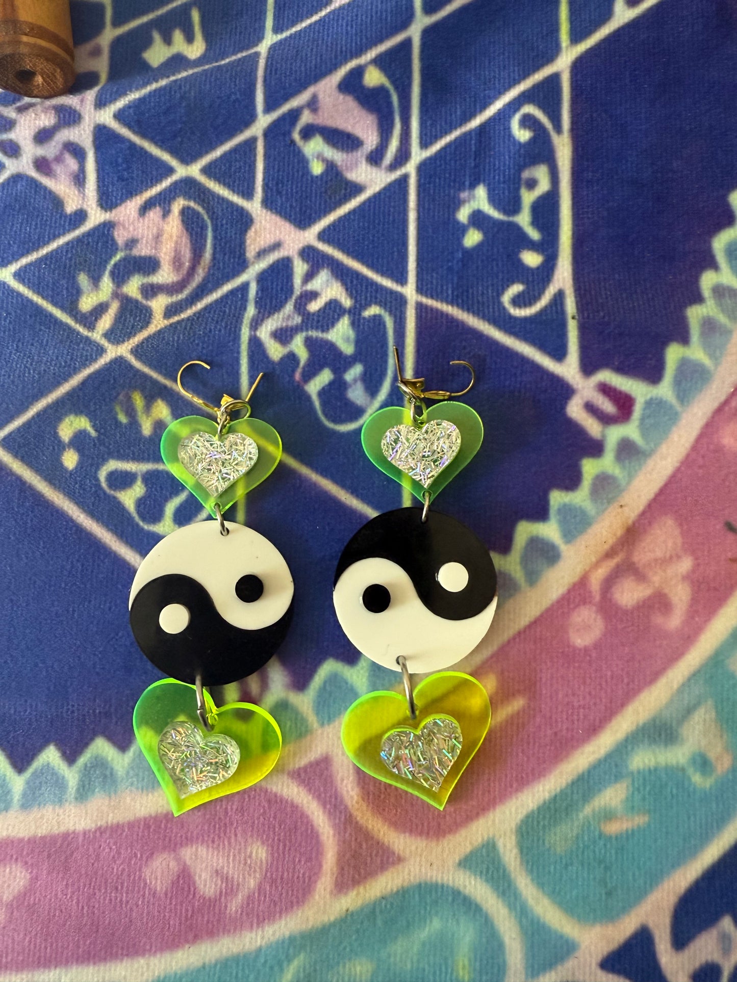 Neon love yinyang Earrings 💚☯️🐸