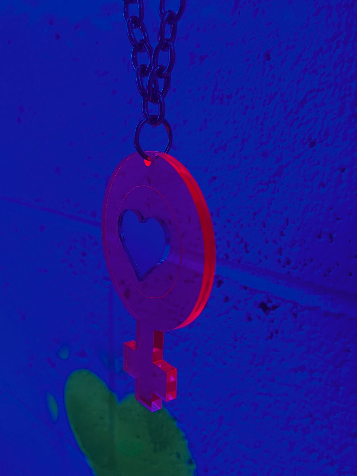 Femme power Venus neon pink necklace