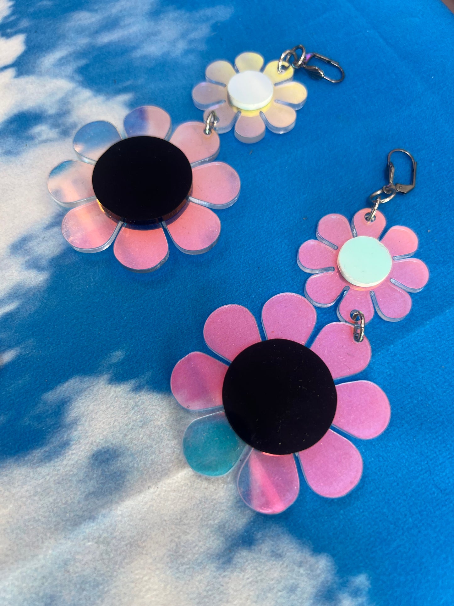 Holographic Flower power drip dangle Earrings ๐ธ