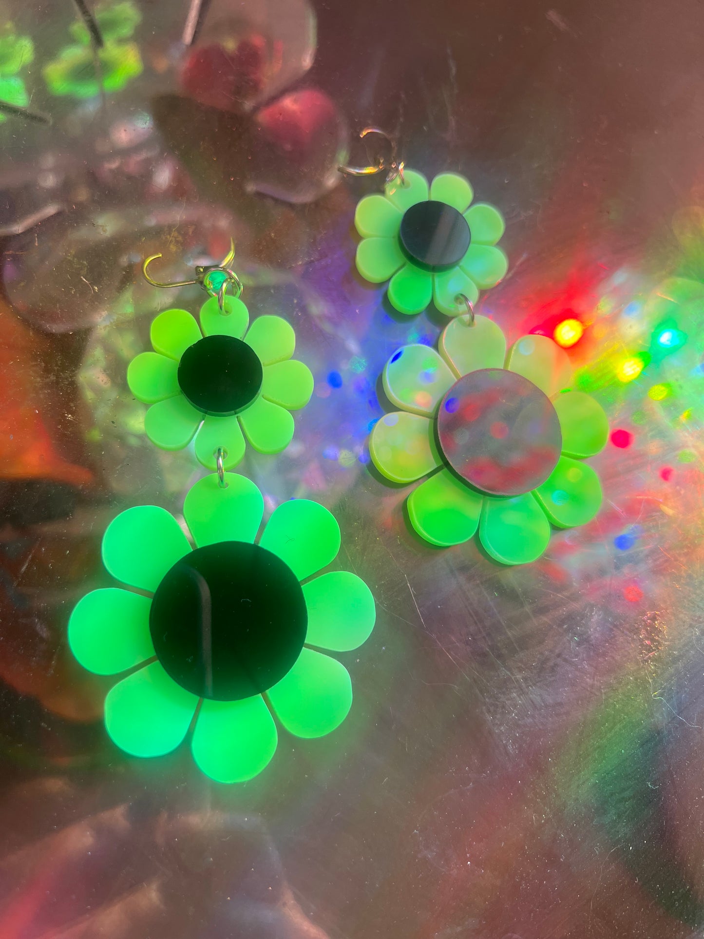 Neon green 💚Flower power drip dangle Earrings 🌸