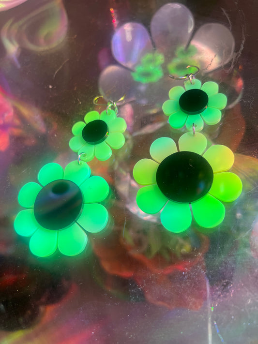 Neon green 💚Flower power drip dangle Earrings 🌸